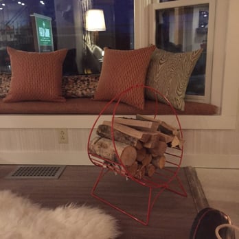 Field Guide Lodge - Lobby - Hotels Near Me - Stowe, Vermont Field Guide Lodge - Lobby - Hotels Near Me - Stowe, Vermont