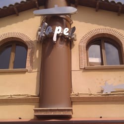 Panadería Chapela - Detalle del logotipo corporeo hecho en acero que luce en la parte superior de su fachada