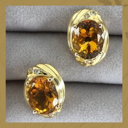 Maxferd Jewelry & Loan - Stunning earrings, crafted from high-quality materials. With a weight of 5.13g, they are both lightweight and comfortable to wear.