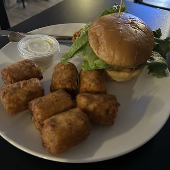 Full Draw Bar & Grill - Chicken Sandwich and Tater Kegs - Bars Near Me - Edgerton, Kansas