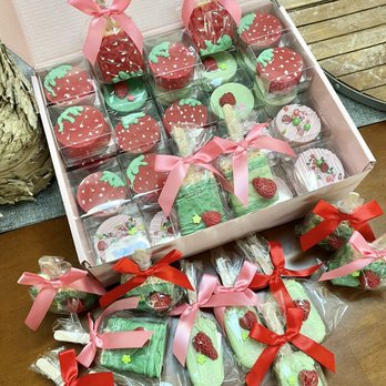 Candy Under Cover 2 - "strawberry theme" baby shower - Chocolatiers & Shops Near Me - Hopedale, Massachusetts