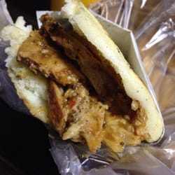 Los Chamos - Arepa de pernil