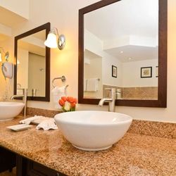 Clarion Hotel Downtown Oakland City Center - Guest room bath