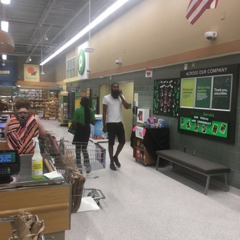 Publix Super Market - Walked past customer and do not ask them to put mask on - Grocery Near Me - Perry, Georgia