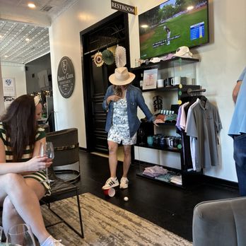 Barons Creek Vineyards - Putting at golf themed wine club event - Wine Bars Near Me - Dallas, Texas