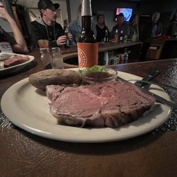Leonard's Silver Creek Inn - Staff gave excellent service even on a busy night.