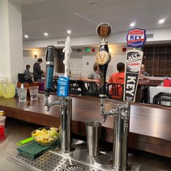 L'hirondelle Club of Ruxton - Bar in Tavern