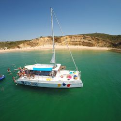Discover tours - O nosso Catamarã perto de Cabanas Velhas, Lagos.