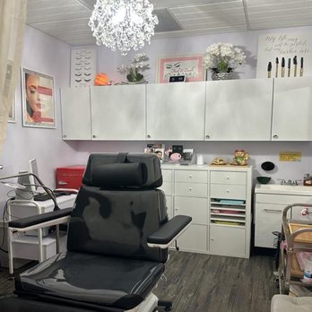 FabULash Artistry - Inside FabULash Artistry - treatment area and setup. - Eyebrow Services Near Me - Atlantic Beach, Florida