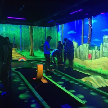 Schwarzlicht-Minigolf - Holes 2-5 in the "Green" room - Mini Golf Near Me - Berlin, BE Schwarzlicht-Minigolf - Holes 2-5 in the "Green" room - Mini Golf Near Me - Berlin, BE