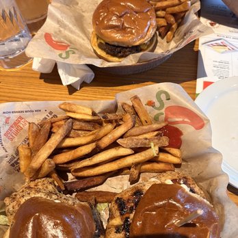 Chili's - Cheese burger & Chicken sandwich - American Near Me - Chandler, Arizona