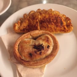 Rekons - Empanadas de cebolla y queso// carne picante