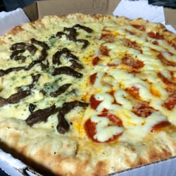 Forneto Pizzaria - Metade Forneto (File mignon, mussarela e gorgonzola) e Catuperoni (catupiry, pepperoni e mussarela).