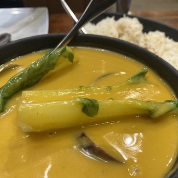 Max’s Restaurant - Chicago - Kare-Kare Oxtail - Filipino Near Me - Chicago, Illinois