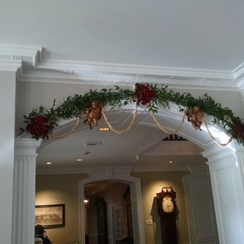 Williamsburg Inn - Arch Christmas Decoration - Hotels Near Me - Williamsburg, Virginia Williamsburg Inn - Arch Christmas Decoration - Hotels Near Me - Williamsburg, Virginia