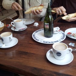 San Remo - Un buen desayuno a un buen precio. El café puede ser un poco pequeño pero la tostada es bastante grande, en la foto podeis verla