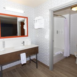 Hampton Inn Rawlins - Guest room bath