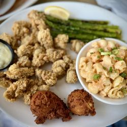 Corridor Z Kitchen+Cocktails - Fried oysters w/asparagus & Mac n Cheese