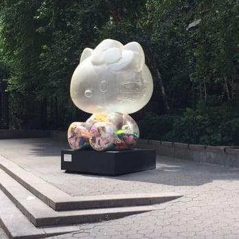 Dag Hammarskjold Plaza - Hello Kitty! - Landmarks & Historical Buildings Near Me - New York, New York
