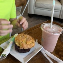 Boozer's Brew & a Cafe Too - Muffin and a smoothie for the kid