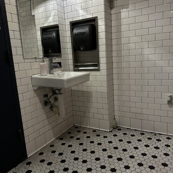 Duke's Grocery - Really clean bathroom - Burgers Near Me - Washington, DC, District of Columbia Duke's Grocery - Really clean bathroom - Burgers Near Me - Washington, DC, District of Columbia