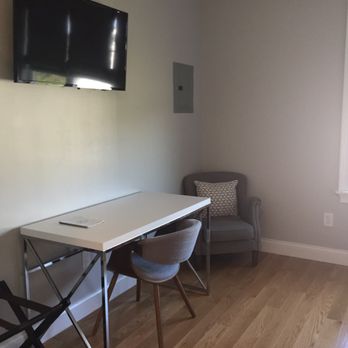 East Island Reserve Hotel - Tv and desk - Hotels Near Me - Middletown, Rhode Island
