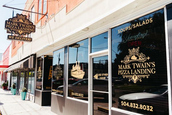 Mark Twain's Pizza Landing by null