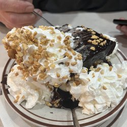 Rose Ann's Kitchen - Brownie dessert was large enough for 4 people!!