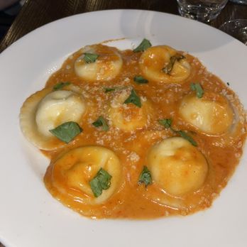 Il Pizzaiolo - Glenshaw - Ravioli Caprese Pasta with Rosa sauce - Italian Near Me - Glenshaw, Pennsylvania Il Pizzaiolo - Glenshaw - Ravioli Caprese Pasta with Rosa sauce - Italian Near Me - Glenshaw, Pennsylvania