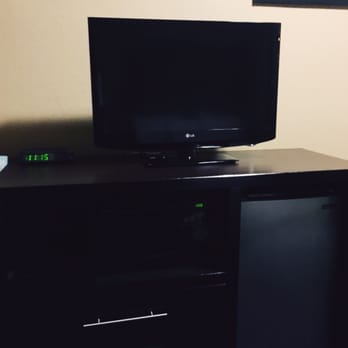 Econo Lodge - Smaller flatscreen, microwave, fridge, drawers, iron. Nothing fancy, but gets the job done for cheap. - Hotels Near Me - Clarks Summit, Pennsylvania Econo Lodge - Smaller flatscreen, microwave, fridge, drawers, iron. Nothing fancy, but gets the job done for cheap. - Hotels Near Me - Clarks Summit, Pennsylvania