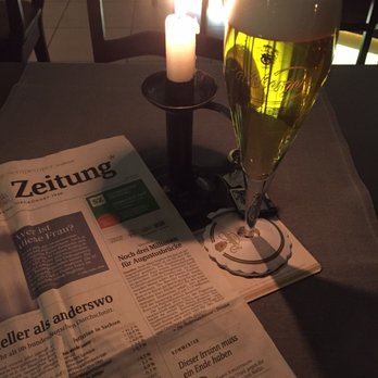 Schloßhotel Pillnitz - ... Abendstimmung im Bistro... (Ganz allein. Selbst der Kellner versteckte sich wieder, nachdem er mir das Bier gebracht hatte. ) - Hotels Near Me - Dresden, SN