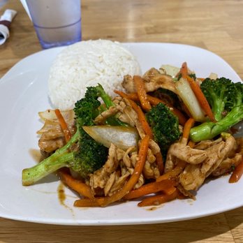 Lucky Thai - Pad vegetable with chicken - Thai Near Me - Murfreesboro, Tennessee
