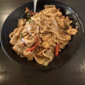 Chef's Choice Noodle Bar - Drunken Noodle with chicken - Thai Near Me - Bakersfield, California Chef's Choice Noodle Bar - Drunken Noodle with chicken - Thai Near Me - Bakersfield, California