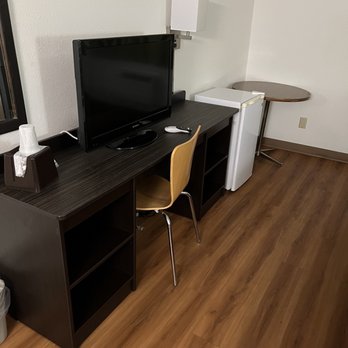 Motel 6 - Fargo - Desk, TV & Fridge - Hotels Near Me - Fargo, North Dakota