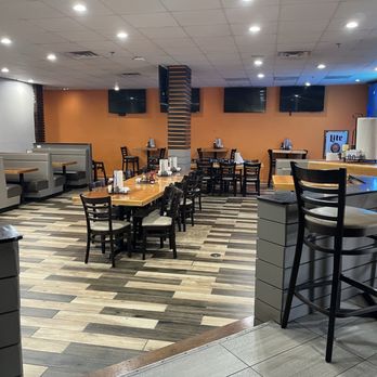 Hooters - Sunday 1pm, empty. Sad. - Chicken Wings Near Me - Somerset, New Jersey