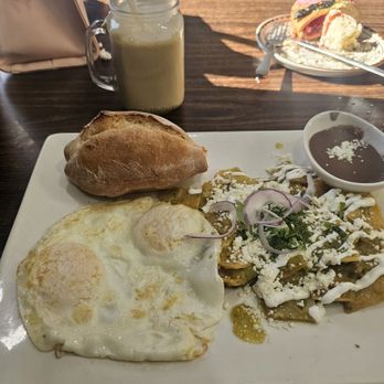 Como En Casa - Chilaquiles green sauce/ frappe coffee w/rompope - Breakfast & Brunch Near Me - Grand Prairie, Texas