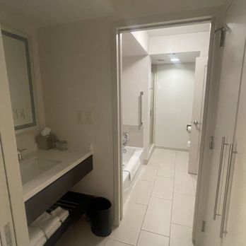 Chicago Marriott Suites O'Hare - Bathroom - Hotels Near Me - Rosemont, Illinois Chicago Marriott Suites O'Hare - Bathroom - Hotels Near Me - Rosemont, Illinois