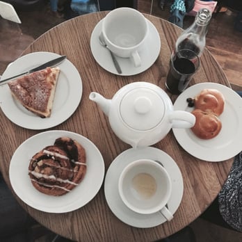 Brogyllen - Herrgårdskakan längst till vänster är en fantastisk skapelse, något av det godaste jag ätit. - Breakfast & Brunch Near Me - Göteborg, O