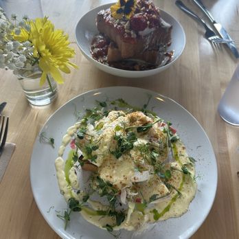 Cafe Rowan - Crab eggs Benedict and strawberry french toast - Breakfast & Brunch Near Me - Portland, Oregon