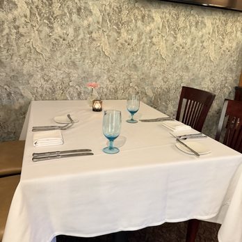 Zoes Steak & Seafood - Dining Table - Seafood Near Me - Virginia Beach, Virginia