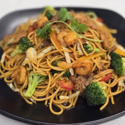 Noodles & Crawfish - Combination Lo-mein