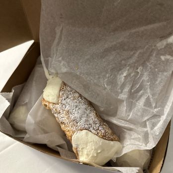 Mike’s Pastry - Cannoli - Bakeries Near Me - Boston, Massachusetts