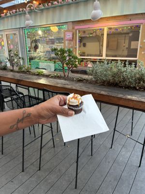 James & the Giant Cupcake by null