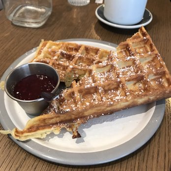 Le Peloton Café - Waffle with strawberry jam - Desserts Near Me - Paris, 75 Le Peloton Café - Waffle with strawberry jam - Desserts Near Me - Paris, 75