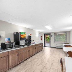 Super 8 by Wyndham Lantana West Palm Beach - Undefined