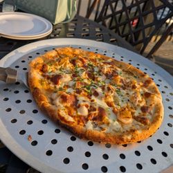 Sharky's Cafe - Bubba gup wood fire pizza, a delicious white pizza with shrimp! So delicious!