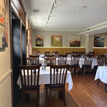 Matteo's Casual Italian - Dining are on left side - Pizza Near Me - Olmsted Falls, Ohio
