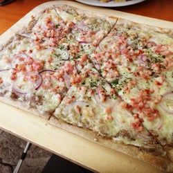 Berggasthof Gaisalpe - Allgäuer Bergfladen mit Gewürzcreme, roten Zwiebeln, Speck und Bergkäse (EUR 8.50)