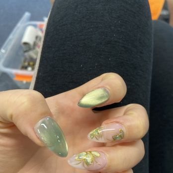 Pro Nails - Nail Salons Near Me - Brisbane, California