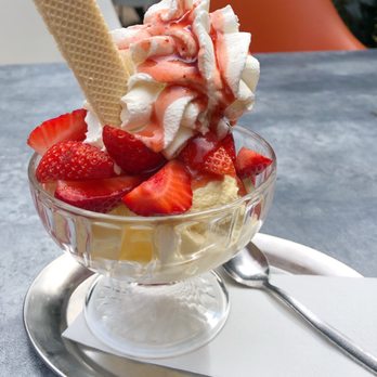 Restaurant Seegarten - Erdbeerbecher / Strawberry and Vanilla ice cream - German Near Me - Barmstedt, SH